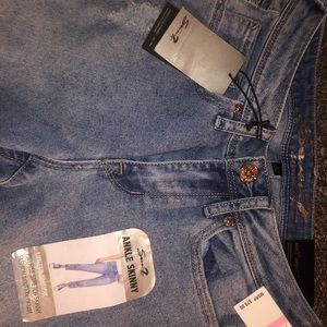 cute skinny floral jeans 🌸🌼